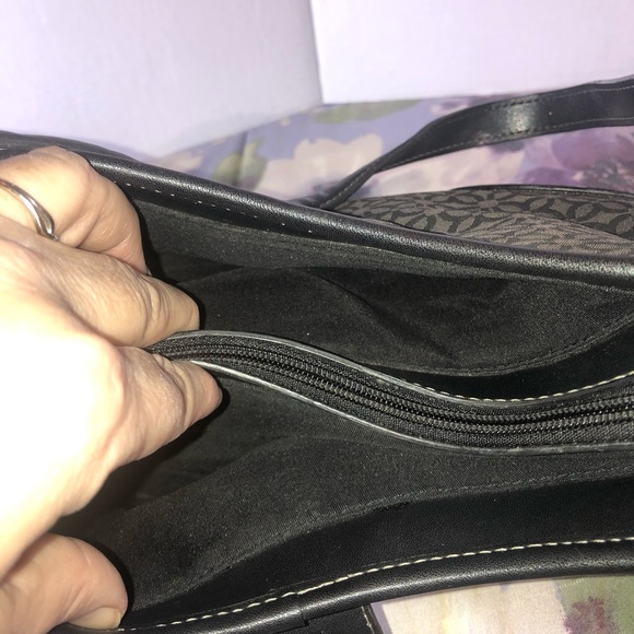 Relic Hobo Style Big Buckle Purse - Picture 11 of 13